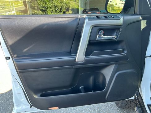 Used 2020 Toyota 4Runner SR5 Premium w/ Moonroof Package AWD/4WD image 20