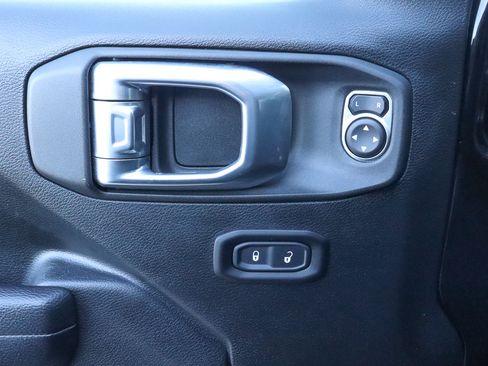 Used 2023 Jeep Gladiator Willys image 18