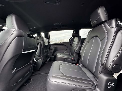 New 2026 Chrysler Pacifica Select AWD/4WD image 15