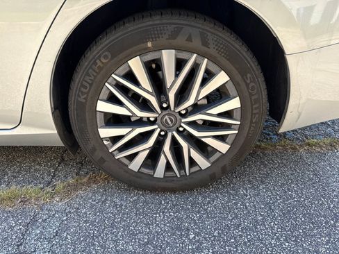 Used 2025 Nissan Altima 2.5 SV FWD image 9