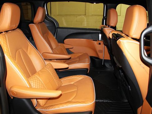 Used 2023 Chrysler Pacifica Pinnacle image 31