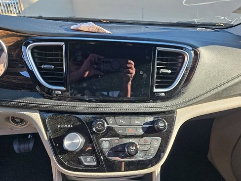 Used 2024 Chrysler Pacifica Limited image 13