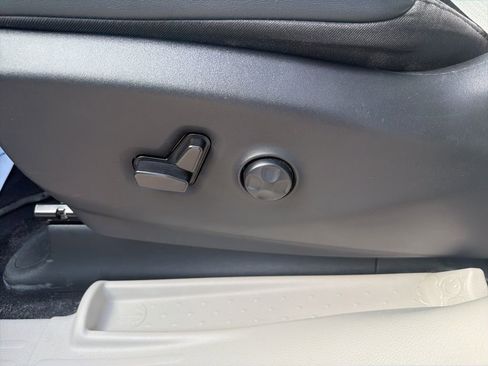 Used 2024 Chrysler Pacifica Touring-L FWD image 19