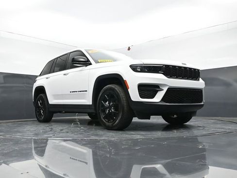 Used 2025 Jeep Grand Cherokee Altitude AWD/4WD image 47