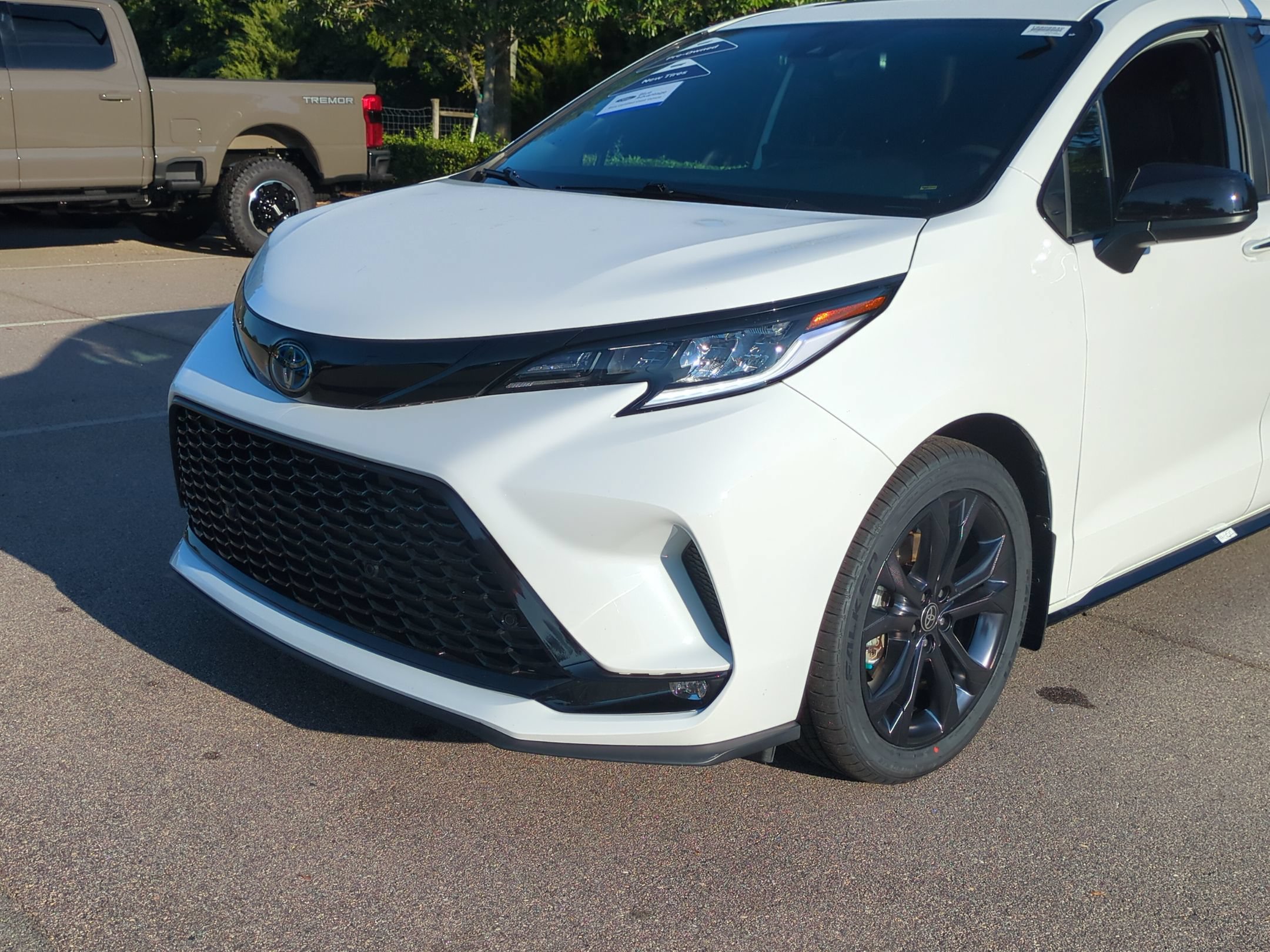 Used 2025 Toyota Sienna XSE FWD image 10