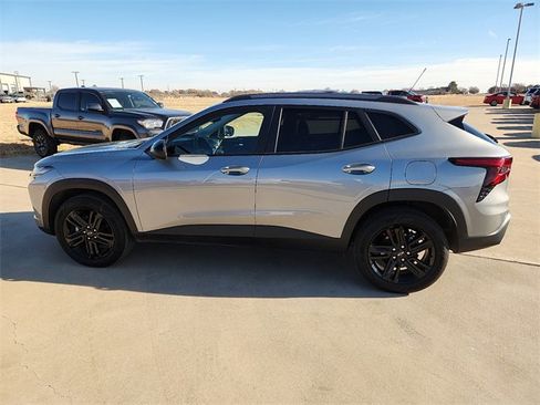 Used 2025 Chevrolet Trax ACTIV w/ Sunroof Package image 2