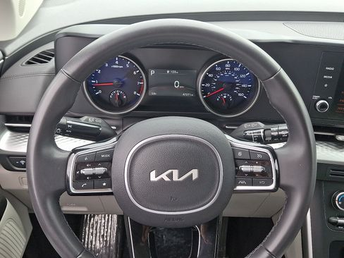 Used 2024 Kia Carnival LX FWD image 20