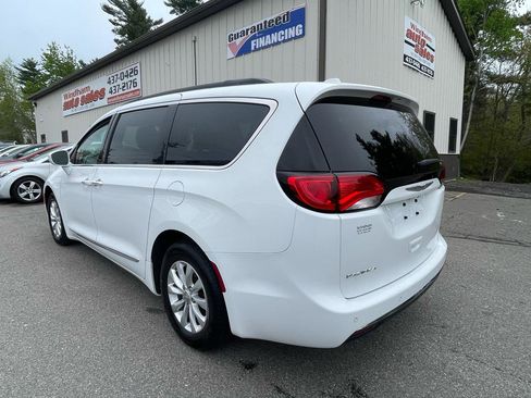Used 2017 Chrysler Pacifica Touring-L FWD image 6