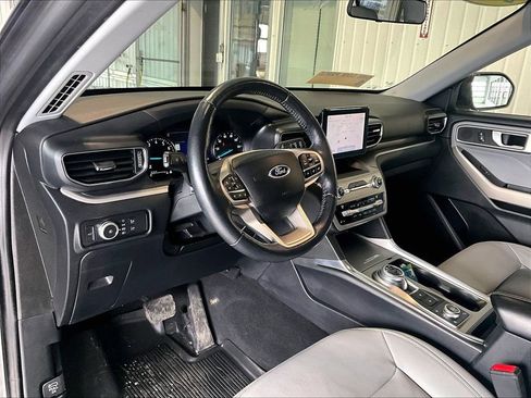 Used 2021 Ford Explorer XLT w/ Equipment Group 202A image 8