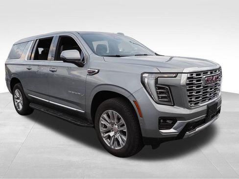 Used 2025 GMC Yukon XL Denali image 3