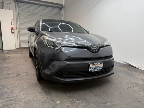 Used 2019 Toyota C-HR XLE FWD image 2