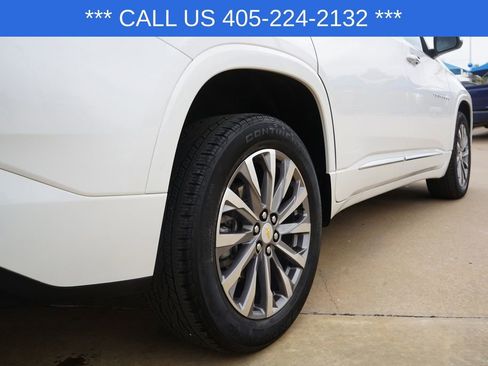 Used 2023 Chevrolet Traverse Premier FWD image 9