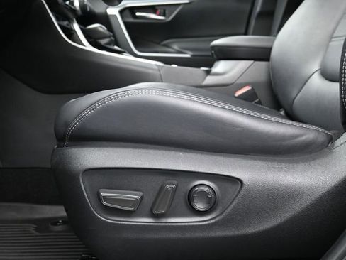 Used 2022 Toyota RAV4 XLE Premium image 11