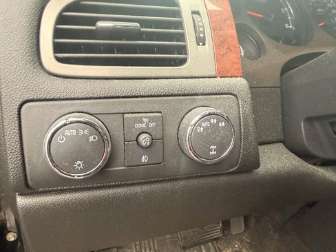 Used 2012 Chevrolet Avalanche LTZ image 23