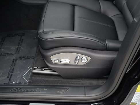 Certified 2026 Porsche Macan AWD/4WD image 25