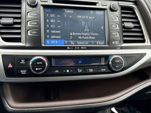 Used 2019 Toyota Highlander XLE w/ Carpet Mat Package (TMS) image 17