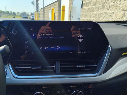 Used 2024 Chevrolet Trax LT w/ Sunroof Package FWD image 29
