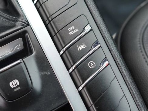 Used 2018 Porsche Macan AWD/4WD image 32