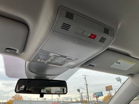 Used 2022 Volkswagen Taos SE w/ IQ.Drive SE Package image 15