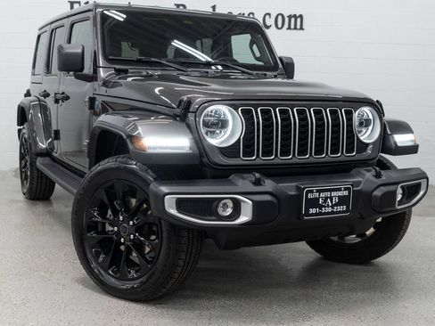 Used 2025 Jeep Wrangler Unlimited Sahara AWD/4WD image 8
