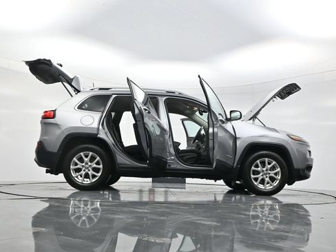 Used 2016 Jeep Cherokee Latitude w/ Safety/Convenience Group AWD/4WD image 58