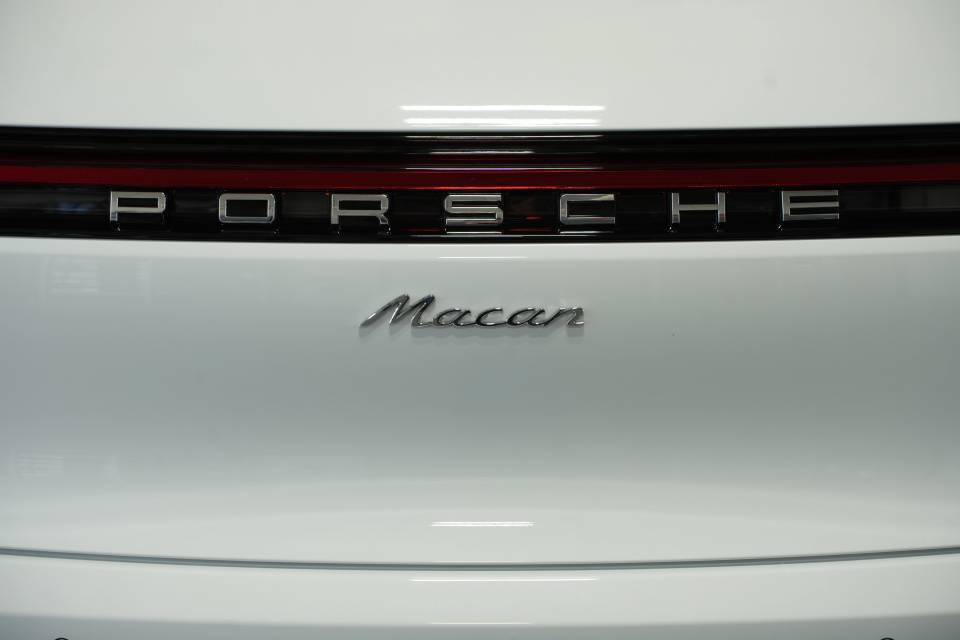 Certified 2025 Porsche Macan AWD/4WD image 38