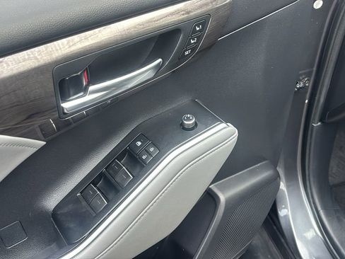 Used 2021 Toyota Highlander Limited image 14