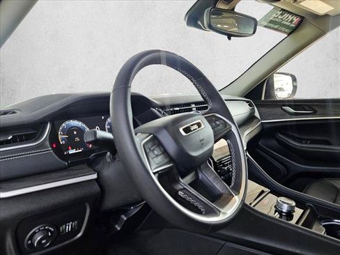 Used 2023 Jeep Grand Cherokee Limited AWD/4WD image 9