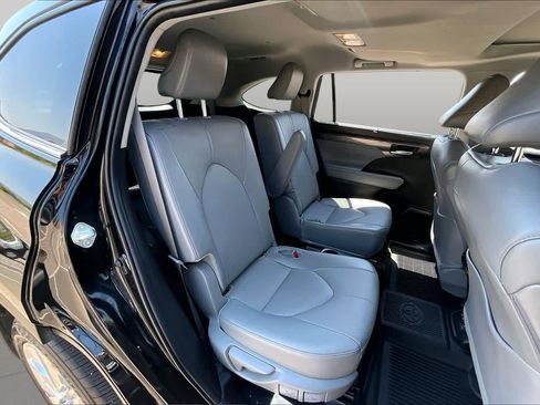 Used 2024 Toyota Highlander Limited AWD/4WD image 18