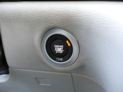 Used 2021 Chrysler Pacifica Touring-L image 29