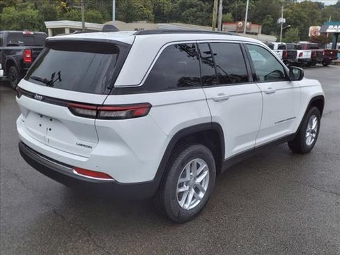 Used 2024 Jeep Grand Cherokee Laredo X w/ Luxury Tech Group I AWD/4WD image 4