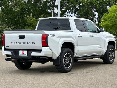 Used 2025 Toyota Tacoma TRD Sport w/ TRD Sport Upgrade Package image 4