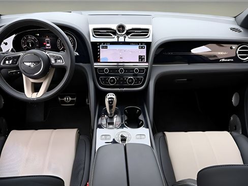 Used 2025 Bentley Bentayga Extended Wheelbase AWD/4WD image 4