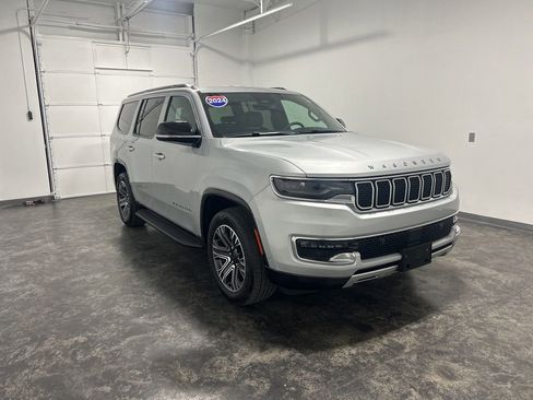 Used 2024 Jeep Wagoneer Series II w/ Flexible Seating Group AWD/4WD image 5