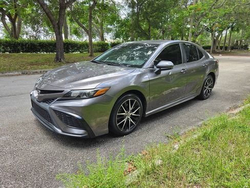 Used 2021 Toyota Camry SE FWD image 3