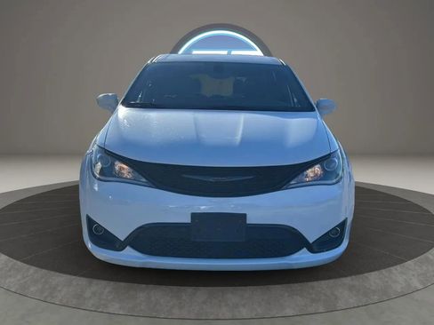 Used 2020 Chrysler Pacifica Touring w/ S Appearance Package FWD image 17