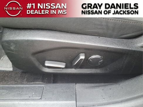 Used 2018 Ford Fusion SE w/ Fusion SE Technology Package FWD image 11