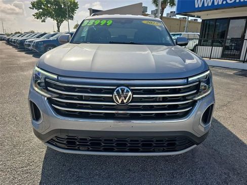 Used 2025 Volkswagen Atlas SE image 2