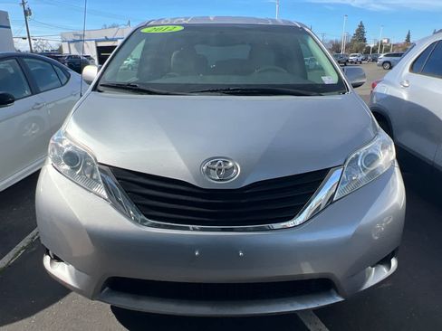 Used 2012 Toyota Sienna LE image 6