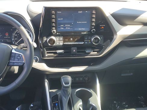 Used 2021 Toyota Highlander XLE AWD/4WD image 16