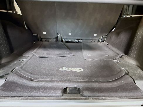 Used 2017 Jeep Wrangler Unlimited Sahara w/ Connectivity Group AWD/4WD image 25