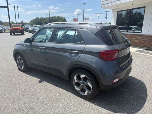 Used 2025 Hyundai Venue SEL FWD image 7