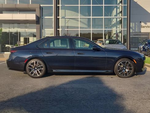 Used 2025 BMW 740i xDrive AWD/4WD image 2