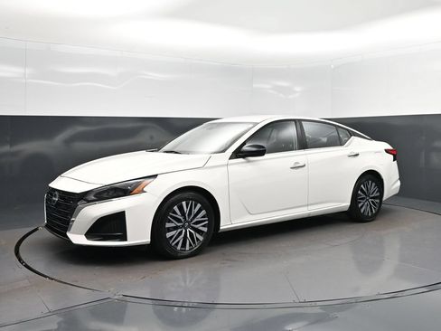 Used 2025 Nissan Altima 2.5 SV FWD image 3