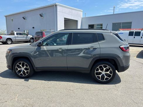 Used 2024 Jeep Compass Latitude AWD/4WD image 3