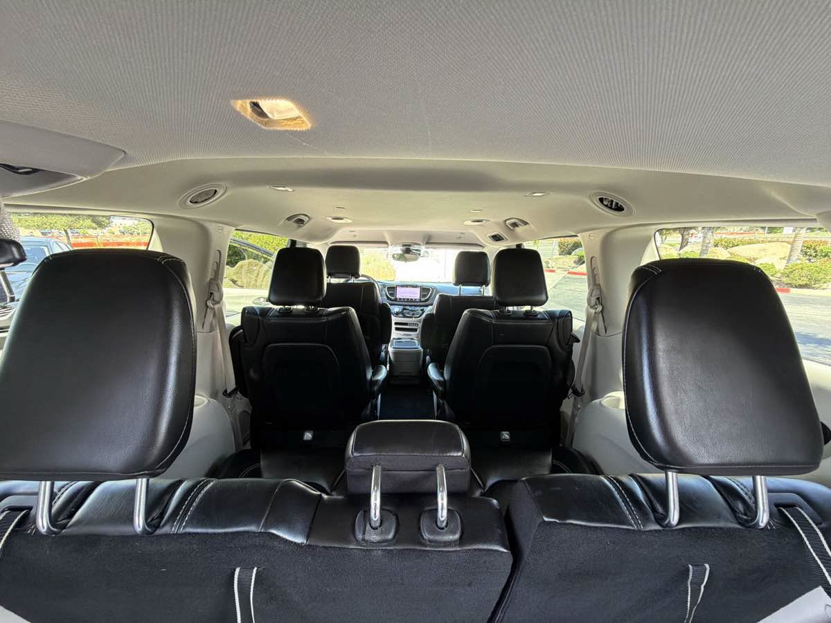 Used 2023 Chrysler Pacifica Touring-L FWD image 21