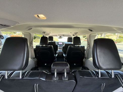 Used 2023 Chrysler Pacifica Touring-L FWD image 21