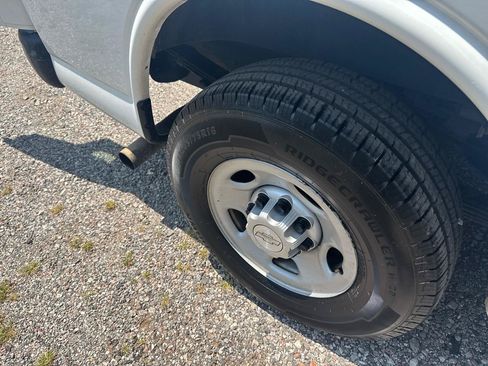 Used 2017 Chevrolet Express 2500 Extended RWD image 29