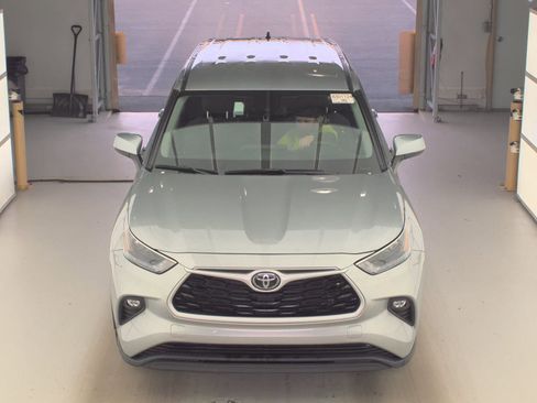 Used 2025 Toyota Highlander LE image 2