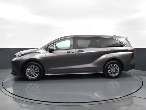 Used 2024 Toyota Sienna LE image 6